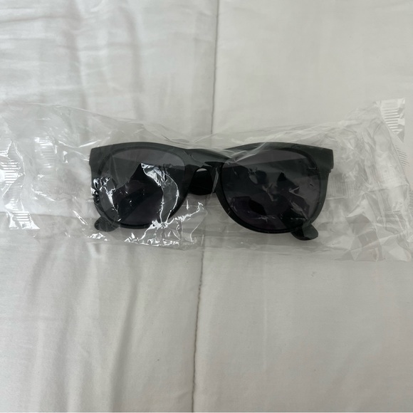 New Tiége Hanley Uncomplicated Sunglasses - Picture 10 of 16